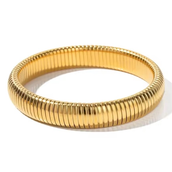 ◾️18K Gold Plated Flexible Ribbed Designed Bracelet - Picture 13 of 15